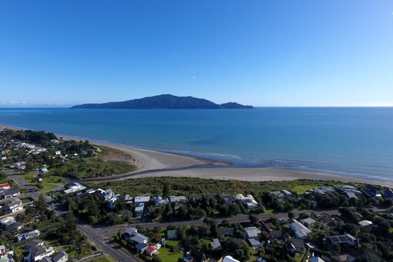 Photo of property in 41 Titoki Road, Waikanae Beach, 5036