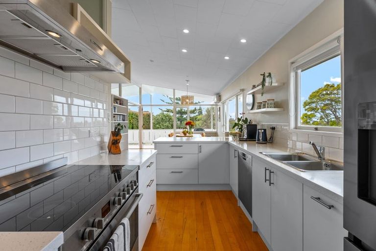 Photo of property in 21a Forrest Hill Road, Milford, Auckland, 0620