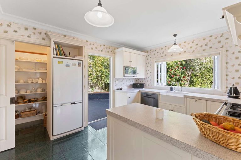 Photo of property in 424 Mangorei Road, Highlands Park, New Plymouth, 4312