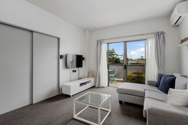 Photo of property in 11/26 Lovell Court, Rosedale, Auckland, 0632