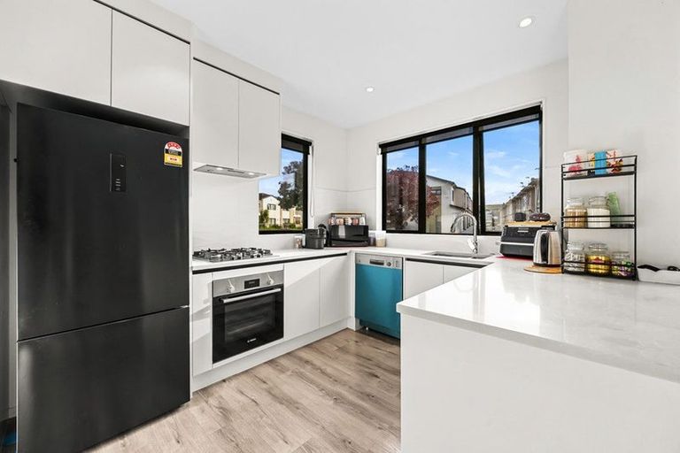 Photo of property in 2 Koropiko Lane, Flat Bush, Auckland, 2019