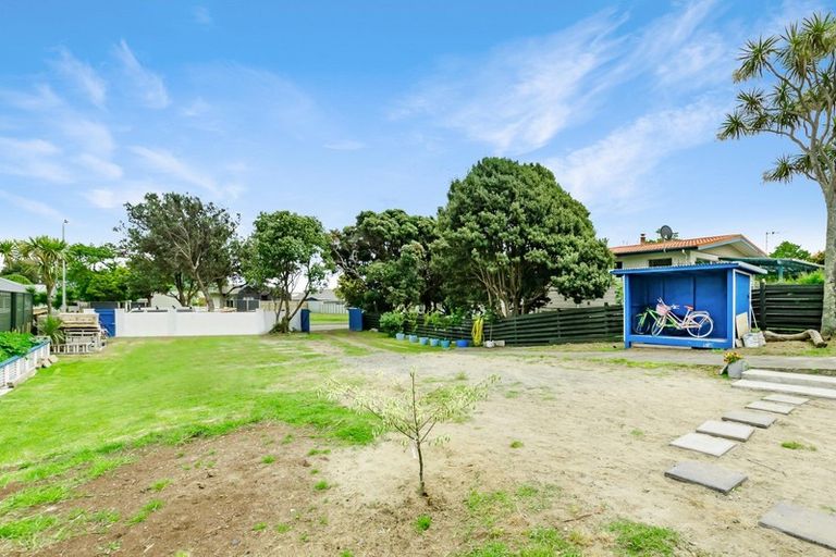 Photo of property in 19 Eruini Street, Waikanae Beach, Waikanae, 5036