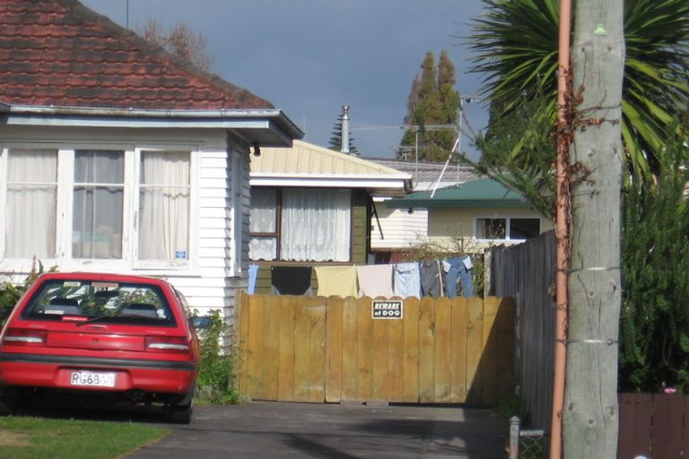Photo of property in 2/2 Yeovil Road, Te Atatu Peninsula, Auckland, 0610