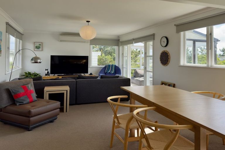 Photo of property in 48 Brooker Grove, Newlands, Wellington, 6037