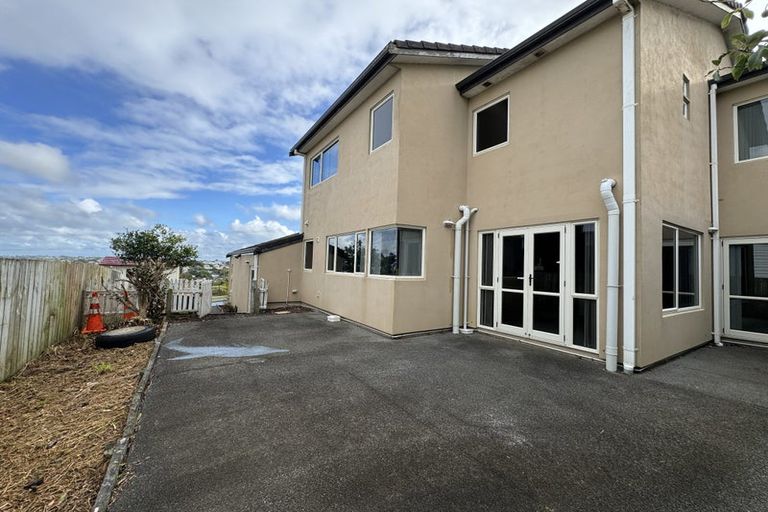 Photo of property in 4 Highgrove Lane, Totara Vale, Auckland, 0632