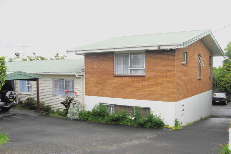 Photo of property in 1/555 Glenfield Road, Glenfield, Auckland, 0629