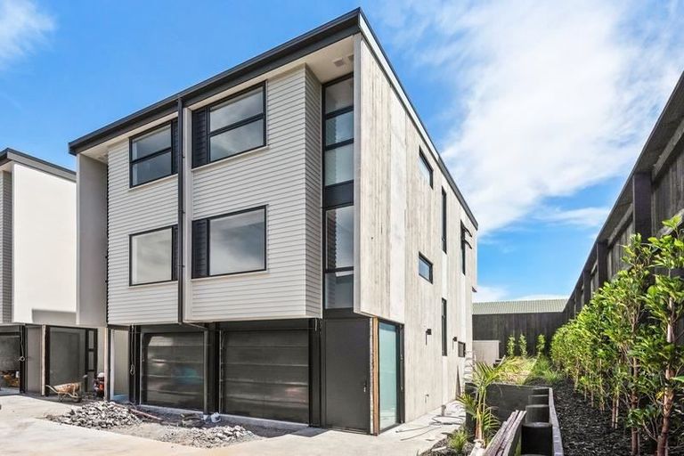 Photo of property in 5/4165 Great North Road, Glen Eden, Auckland, 0602