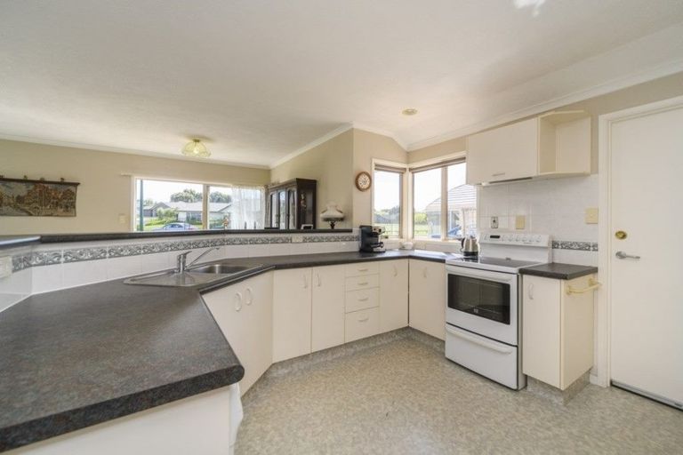 Photo of property in 3 Royal Fern, Kelvin Grove, Palmerston North, 4414