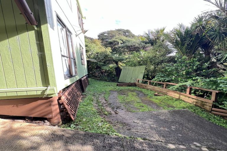 Photo of property in 89 Glenesk Road, Piha, New Lynn, 0772