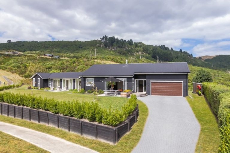 Photo of property in 1 Peregrine Place, Kinloch, Taupo, 3377