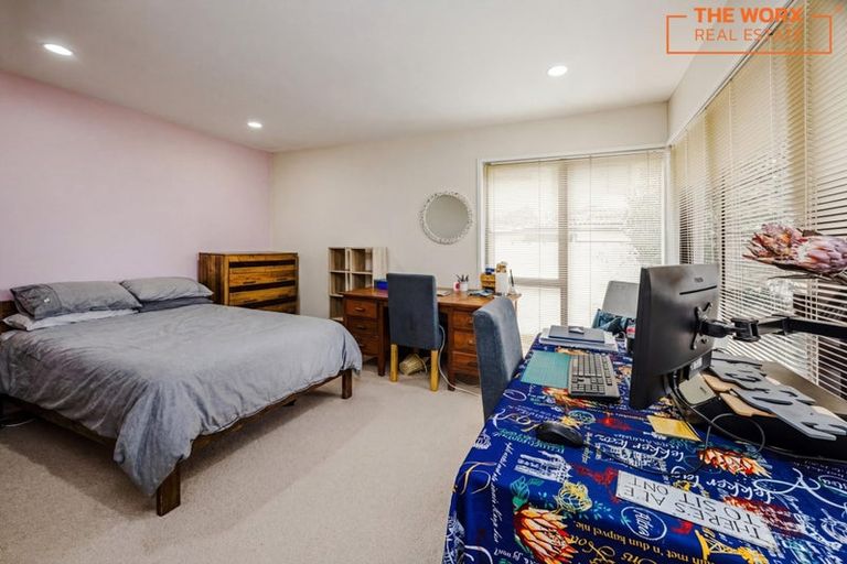 Photo of property in 22 Gillard Place, Eastern Beach, Auckland, 2012