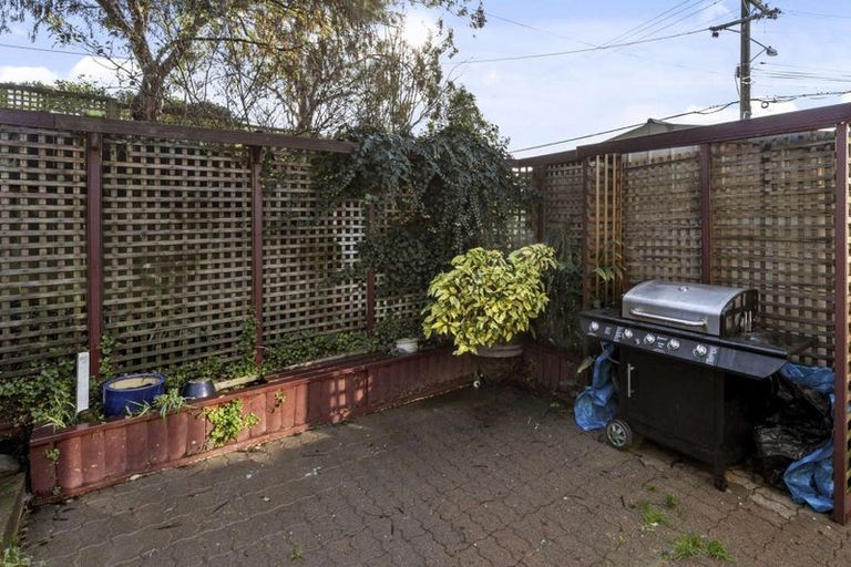 Photo of property in 5 Bird Grove, Stokes Valley, Lower Hutt, 5019