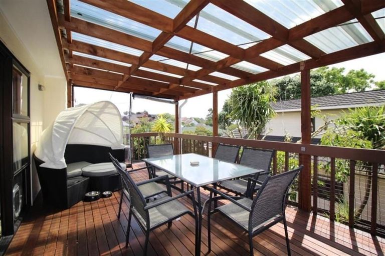 Photo of property in 2/41 Rangatira Road, Beach Haven, Auckland, 0626