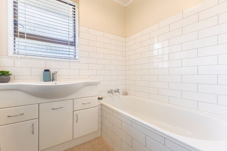 Photo of property in 42 Awanui Drive, Waikanae, 5036