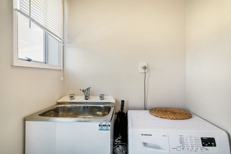 Photo of property in 14 Staverton Crescent, Mangere, Auckland, 2022