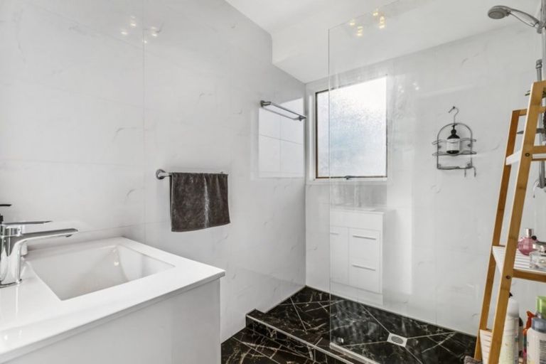 Photo of property in 17 Newland Grove, Henderson, Auckland, 0610