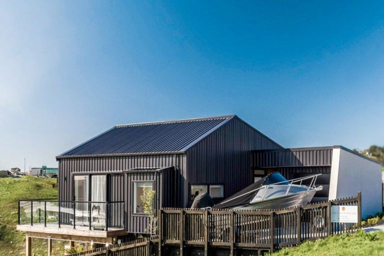 Photo of property in 15 Maataitai Road, Raglan, 3225