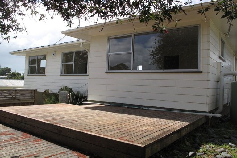 Photo of property in 4 Karo Place, Glendene, Auckland, 0602