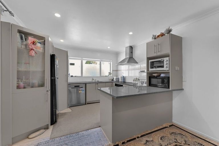 Photo of property in 13 Bushpark Place, Flat Bush, Auckland, 2016