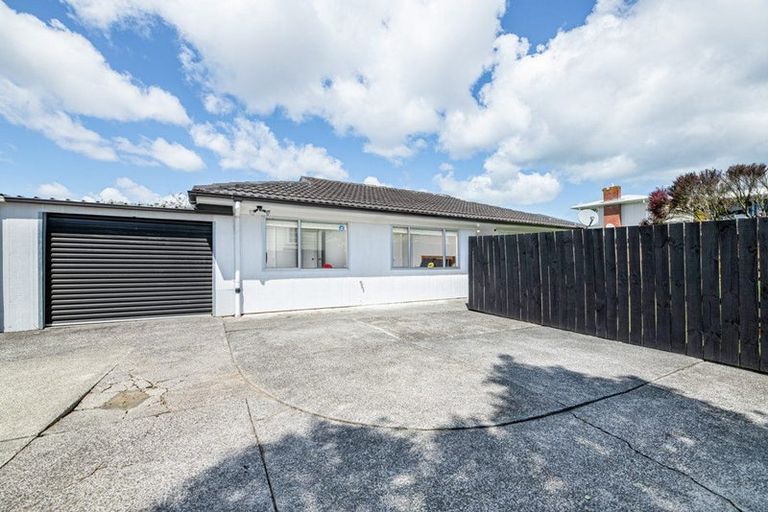 Photo of property in 2/59 Archibald Road, Kelston, Auckland, 0602