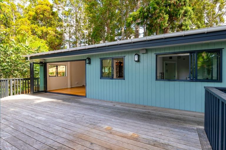 Photo of property in 44 Hollywood Avenue, Titirangi, Auckland, 0604