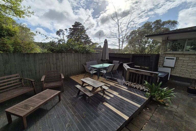 Photo of property in 2/12 Mahuta Grove, Northcote, Auckland, 0627
