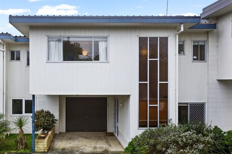 Photo of property in 3/4 Coronation Road, Glenfield, Auckland, 0627