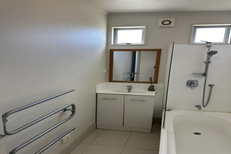 Photo of property in 72 Kervil Avenue, Te Atatu Peninsula, Auckland, 0610