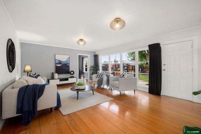 Photo of property in 1/934 East Coast Road, Northcross, Auckland, 0630