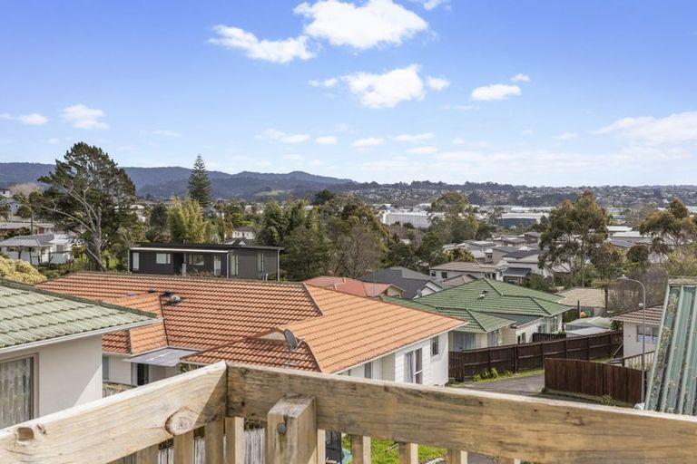 Photo of property in 1/43 Sungrove Rise, Sunnyvale, Auckland, 0612