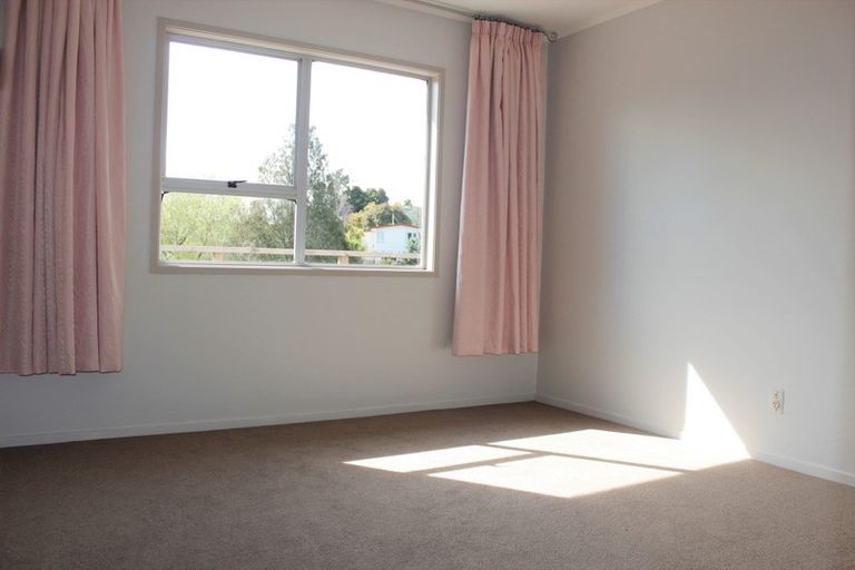 Photo of property in 12 Beaudine Avenue, Glenfield, Auckland, 0629