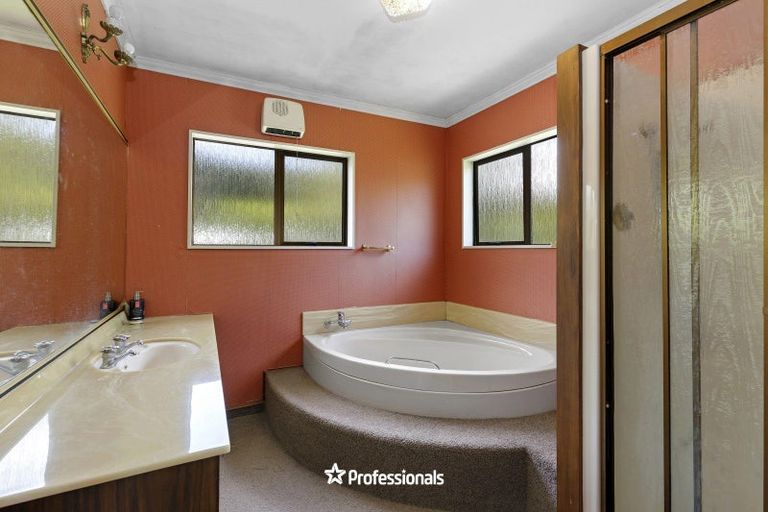 Photo of property in 2 Lady Bell Grove, Lowry Bay, Lower Hutt, 5013