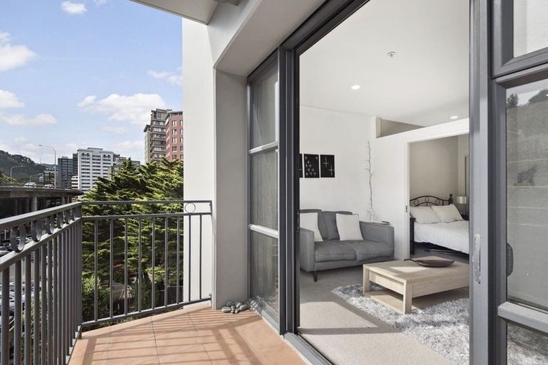Photo of property in Atrium Towers, 1n/154 The Terrace, Wellington Central, Wellington, 6011