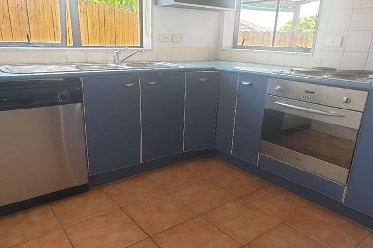 Photo of property in 18 Plumstead Rise, Glen Eden, Auckland, 0602