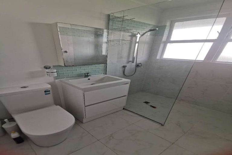 Photo of property in 1a Saulbrey Grove, Woburn, Lower Hutt, 5010