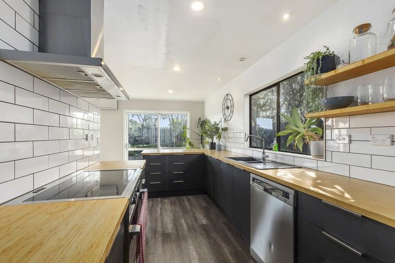 Photo of property in 28 Arahanga Grove, Maupuia, Wellington, 6022