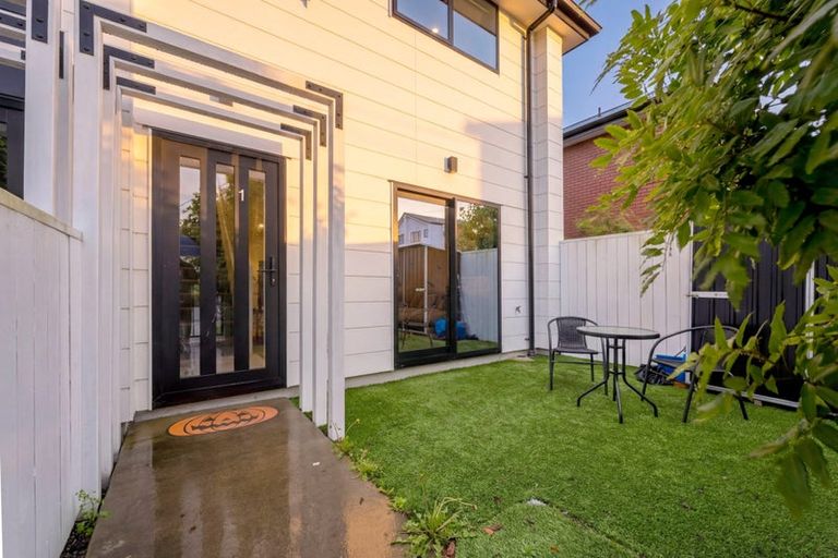 Photo of property in 1/21 Karamu Street, Te Atatu Peninsula, Auckland, 0610