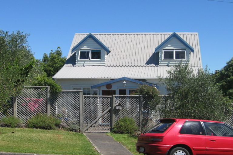Photo of property in 1/17 Tobruk Crescent, Milford, Auckland, 0620