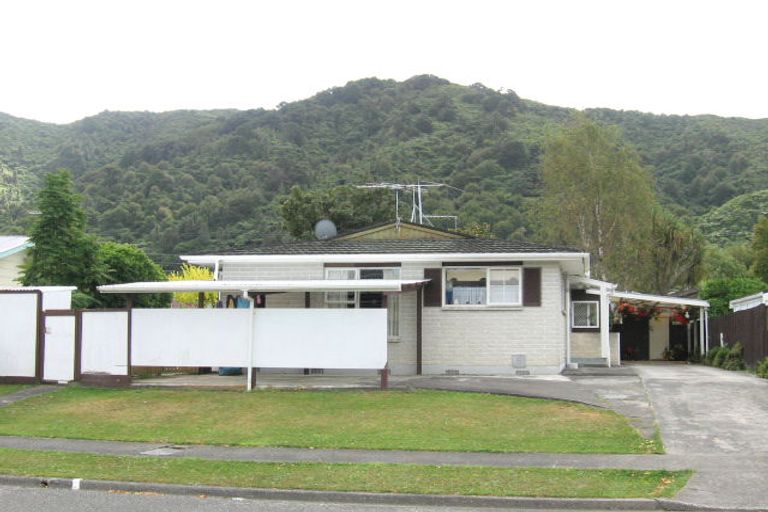 Photo of property in 15a Harvard Grove, Totara Park, Upper Hutt, 5018