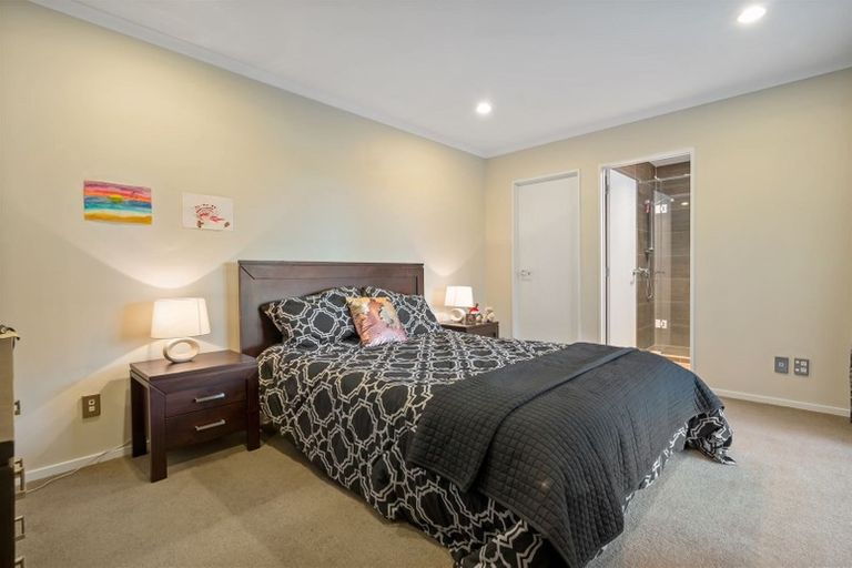 Photo of property in 28 Erceg Way, Rosehill, Papakura, 2113