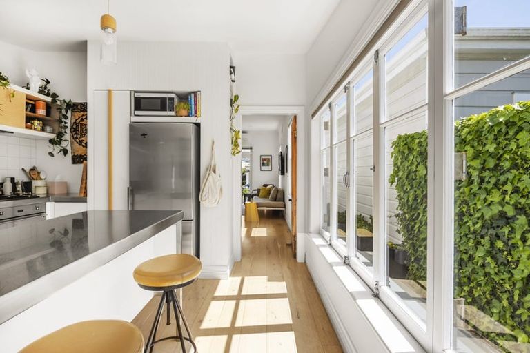 Photo of property in 18 Moir Street, Mount Victoria, Wellington, 6011