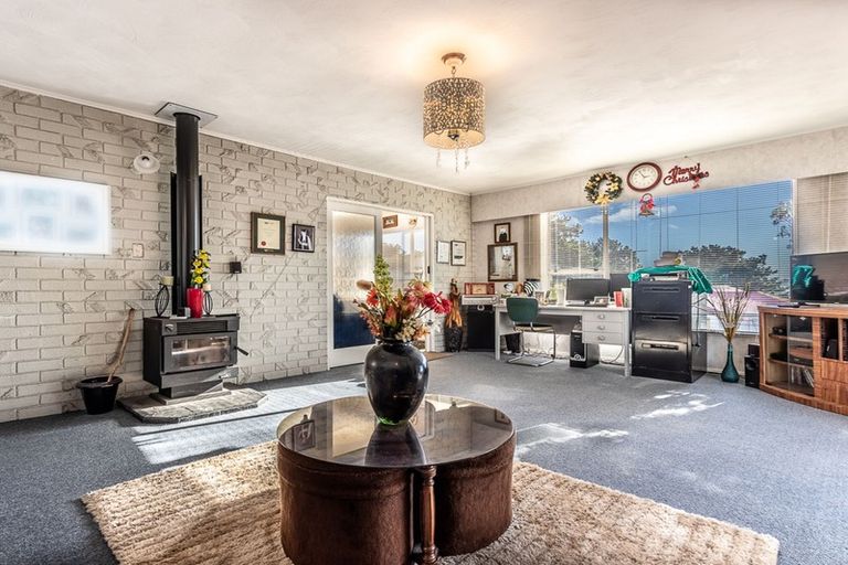 Photo of property in 37 Edgecombe Street, Newlands, Wellington, 6037