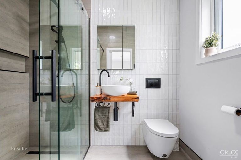 Photo of property in 34 Miromiro Road, Normandale, Lower Hutt, 5010