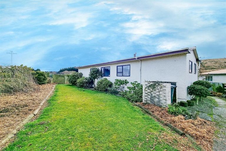 Photo of property in 20 Bard Street, Clinton, 9534