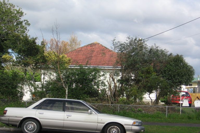 Photo of property in 1/2 Yeovil Road, Te Atatu Peninsula, Auckland, 0610