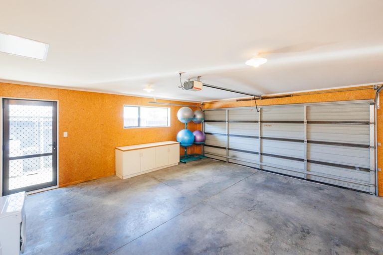 Photo of property in 4 Nevada Way, Kelvin Grove, Palmerston North, 4414