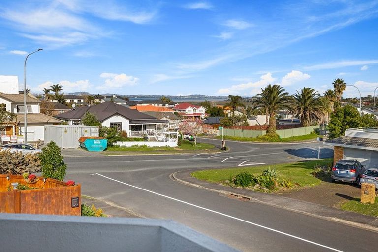 Photo of property in 2/1 Bluefin Way, West Harbour, Auckland, 0618