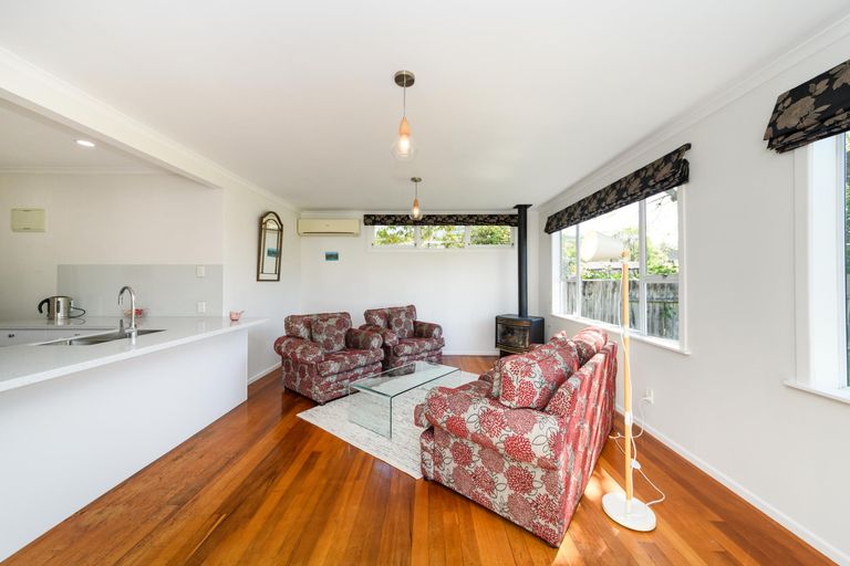 Photo of property in 15 Elmira Avenue, Hokowhitu, Palmerston North, 4410
