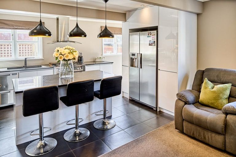 Photo of property in 44 Airlie Road, Plimmerton, Porirua, 5026