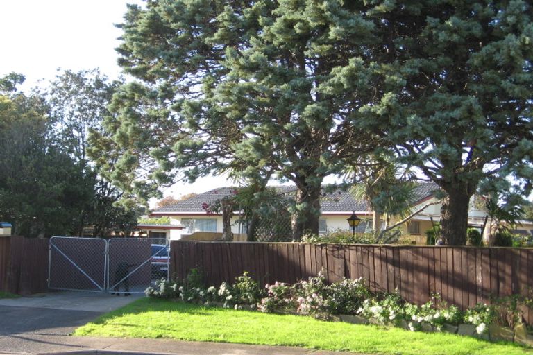 Photo of property in 13 Pesaro Place, Clover Park, Auckland, 2023